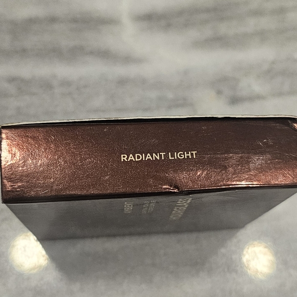 Hourglass Radiant Light Ambient Lighting Finishing Powder new - Picture 3 of 4